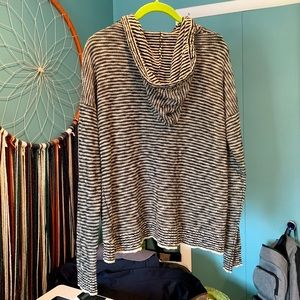 Lightweight sweater black off white